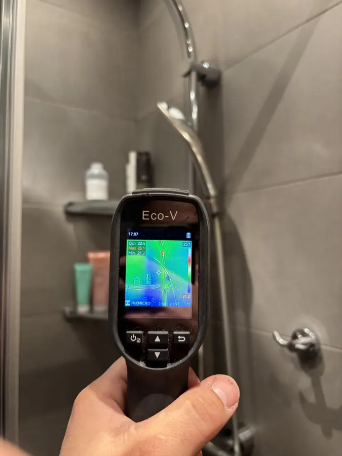 Recherche de fuite à la caméra thermique dans une douche — plombier Paris 1er