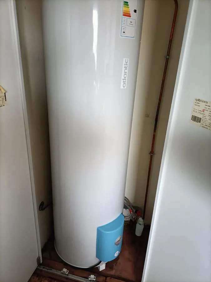 Chauffe-eau électrique vertical posé dans un placard — plombier Paris 1er