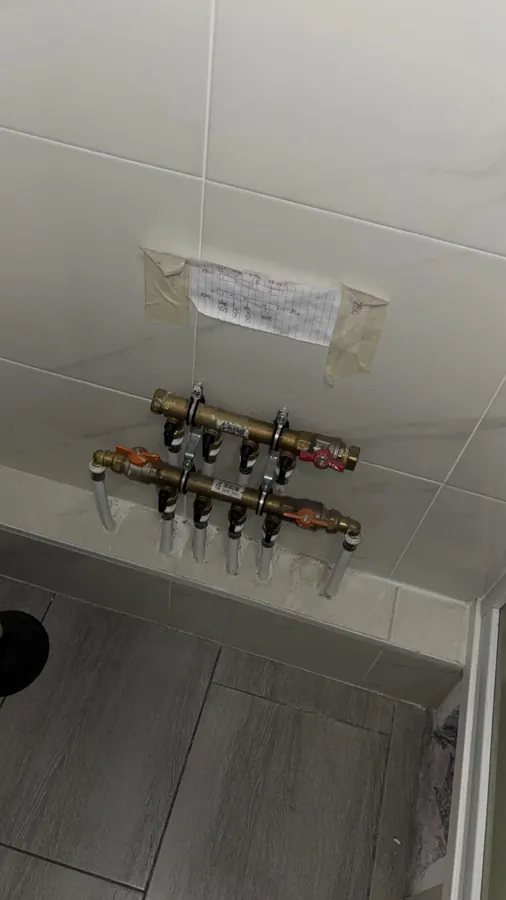 Collecteur d'alimentation en eau sous un évier — plombier Châtelet Paris 1er