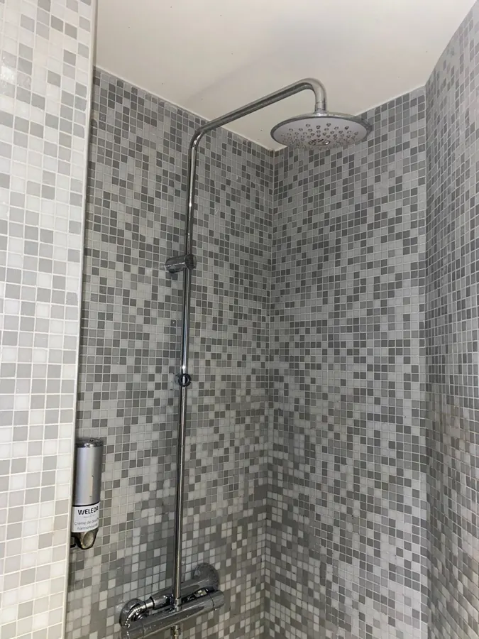 Colonne de douche thermostatique posée sur carrelage mosaïque — plombier Paris 1er