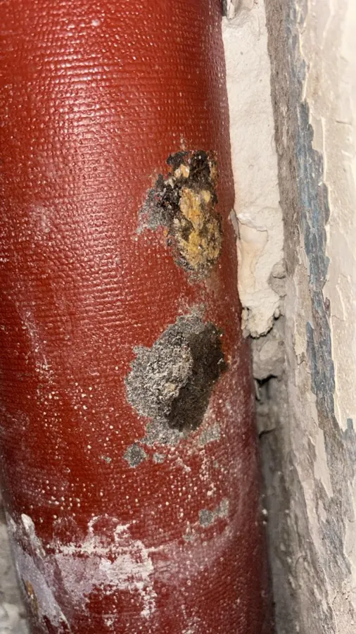 Colonne d'évacuation en fonte corrodée et percée — dépannage plomberie Paris 1er