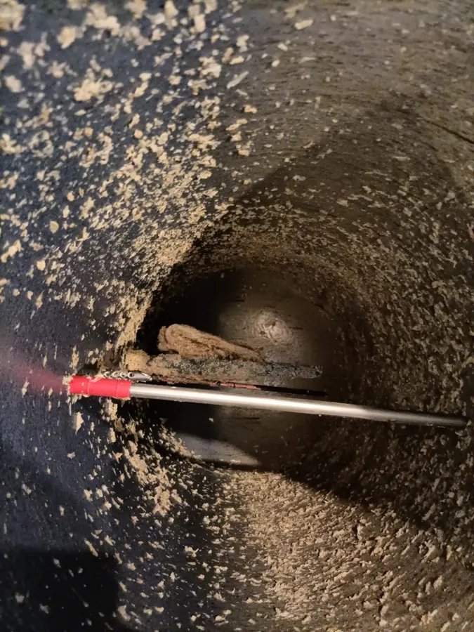 Intérieur d'une cuve de chauffe-eau très entartrée — plombier Paris 1er