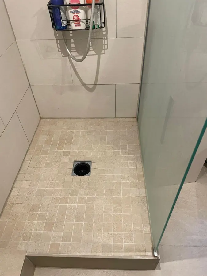 Douche carrelée avec bonde centrale — plombier Place Vendôme Paris 1er