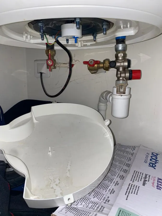 Raccordement d'un chauffe-eau avec groupe de sécurité neuf — plombier Paris 1er