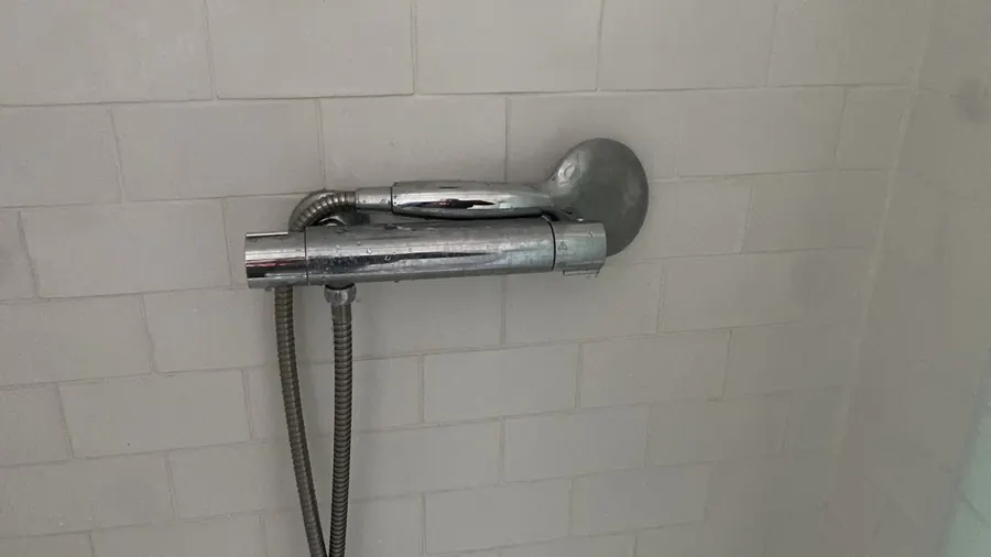 Mitigeur thermostatique de douche posé en applique — plombier Palais-Royal Paris 1er
