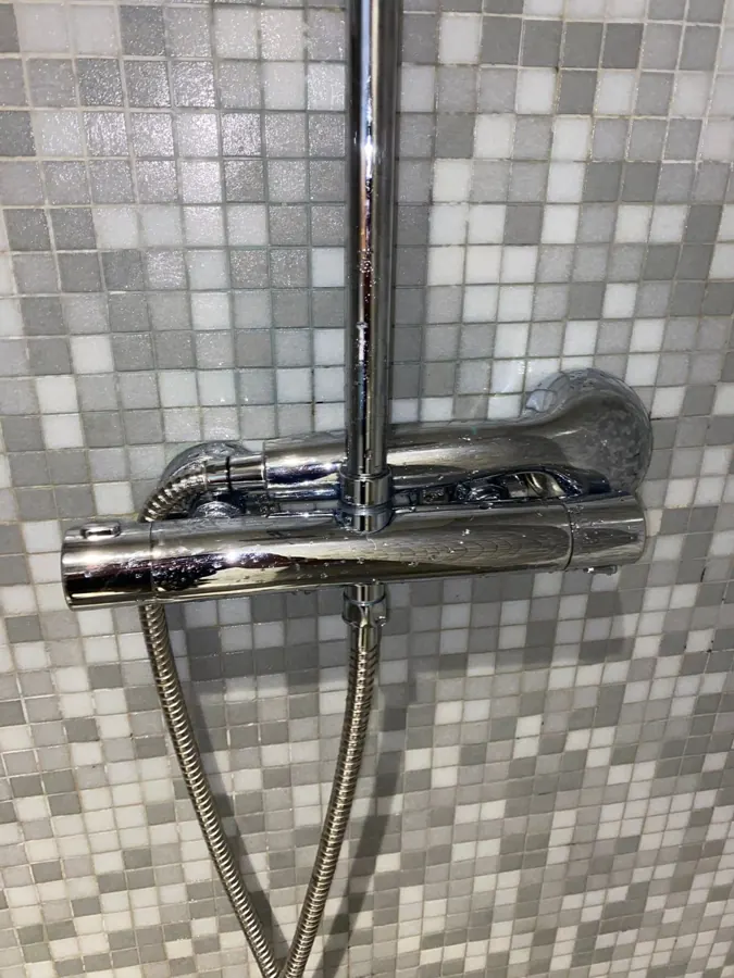 Mitigeur thermostatique de douche sur mur en mosaïque — plombier Place Vendôme Paris 1er