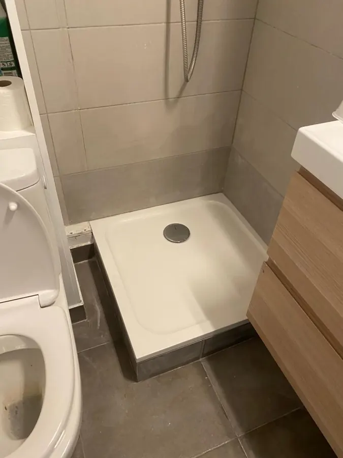 Receveur de douche posé et raccordé — plombier Paris 1er