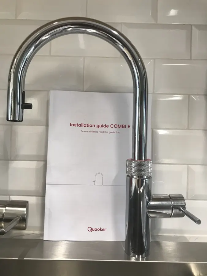 Robinet de cuisine col de cygne posé sur évier inox — plombier Paris 1er
