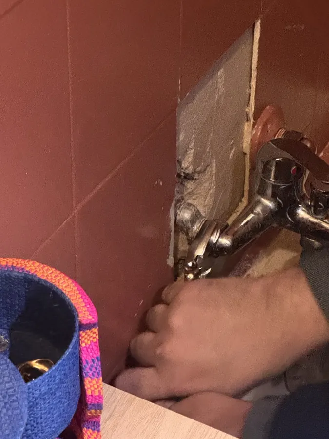Remplacement d'un mitigeur mural pendant un dépannage — plombier Paris 1er