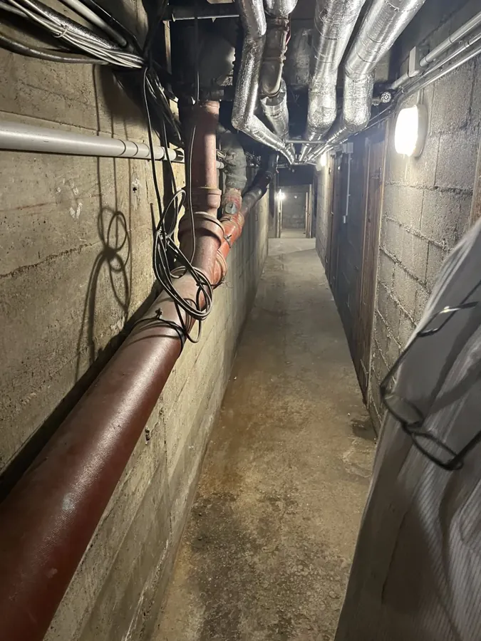 Réseaux d'eau et d'évacuation dans le sous-sol d'un immeuble — plombier Châtelet Paris 1er