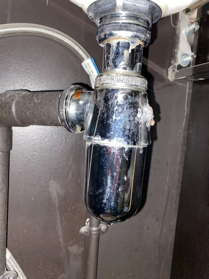 Siphon de lavabo chromé démonté et nettoyé — plombier Les Halles Paris 1er