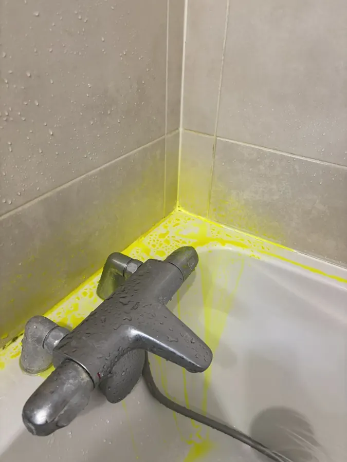 Test au traceur fluorescent sur les joints d'une baignoire — recherche de fuite Paris 1er