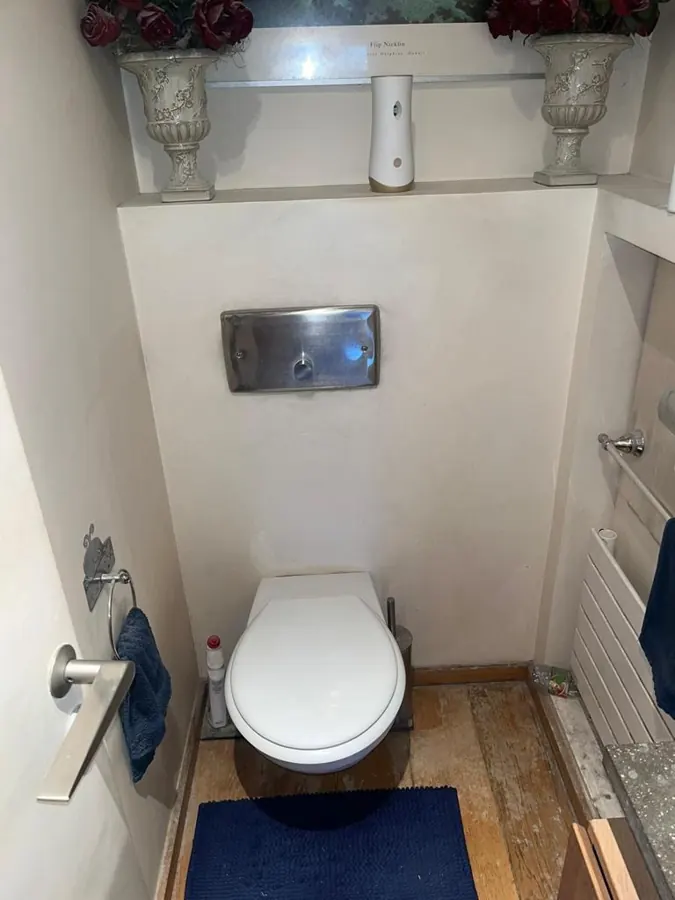 WC suspendu dans un local professionnel — plombier Louvre Paris 1er