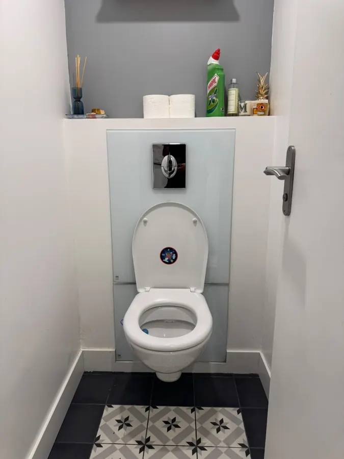WC suspendu posé avec plaque de commande — plombier Paris 1er